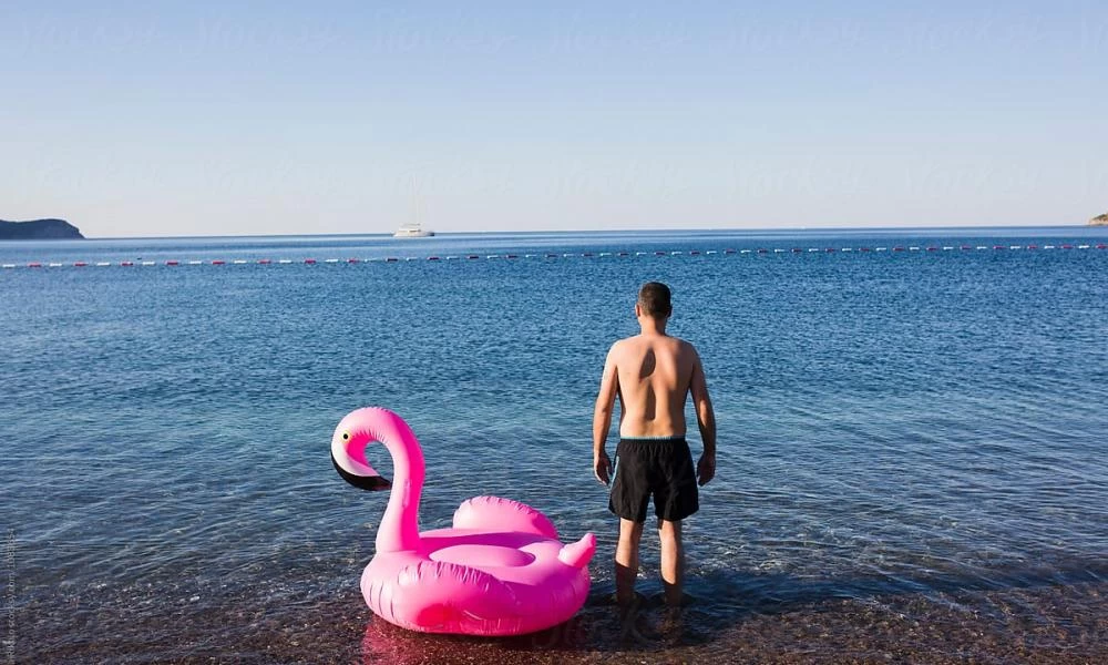 Τραγελαφικό! Tου έκλεψαν την τραπεζική κάρτα... για να πάρουν φουσκωτό φλαμίνγκο!